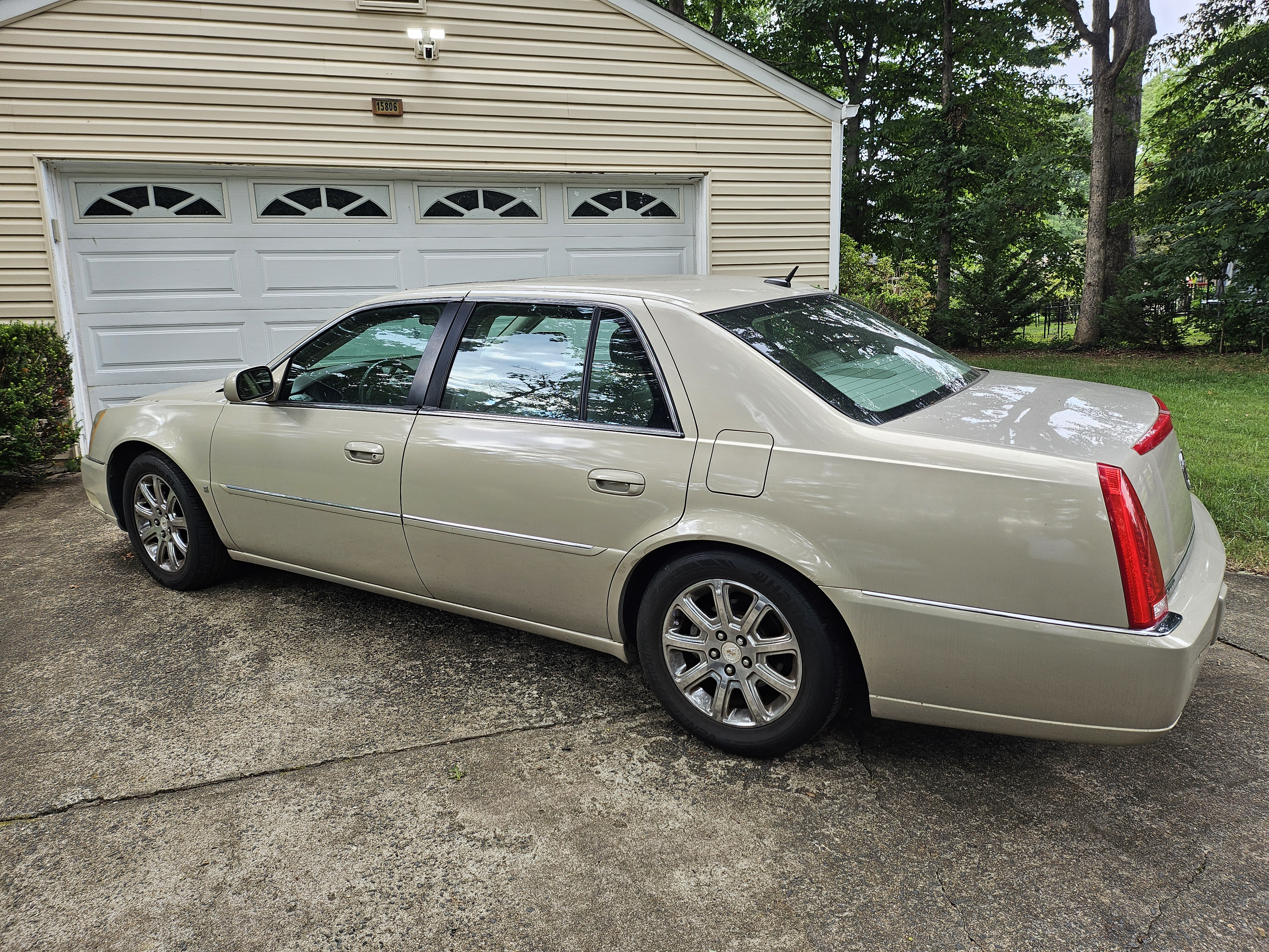 Used 2008 Cadillac DTS w/ Sun And Sound Package FWD image 1