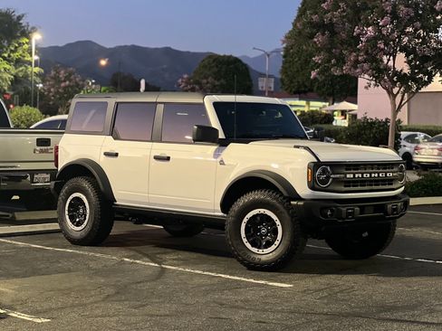 Used 2024 Ford Bronco Black Diamond w/ Sasquatch Package AWD/4WD image 2