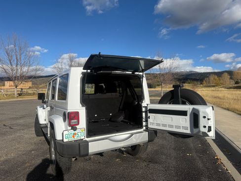 Used 2015 Jeep Wrangler Unlimited Sahara image 18