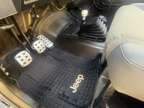 Used 1993 Jeep Wrangler S image 9