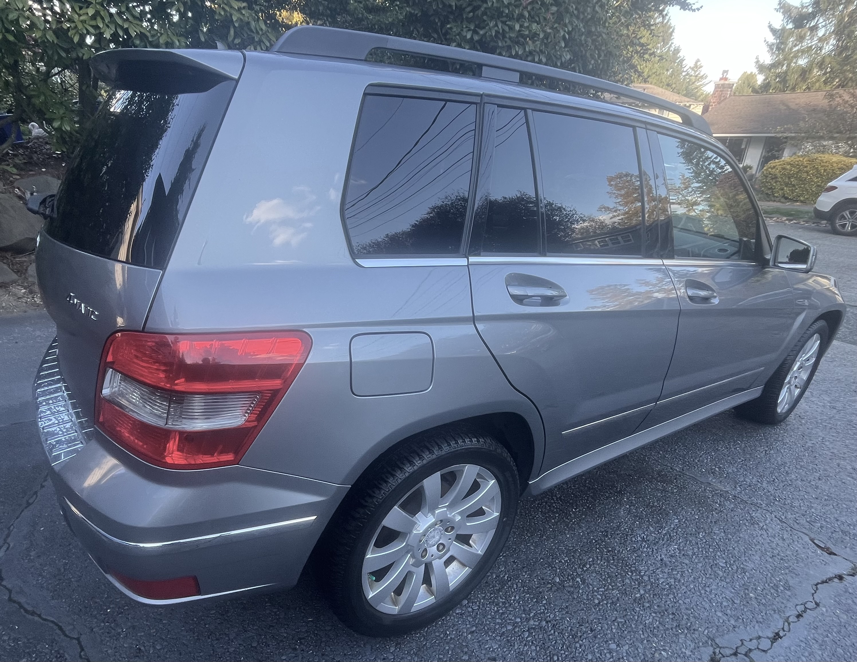 Used 2011 Mercedes-Benz GLK 350 4MATIC image 2