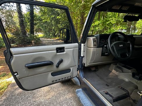 Used 2005 Jeep Wrangler Unlimited w/ Security Group AWD/4WD image 14
