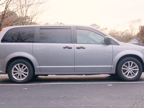 Used 2019 Dodge Grand Caravan SE image 5