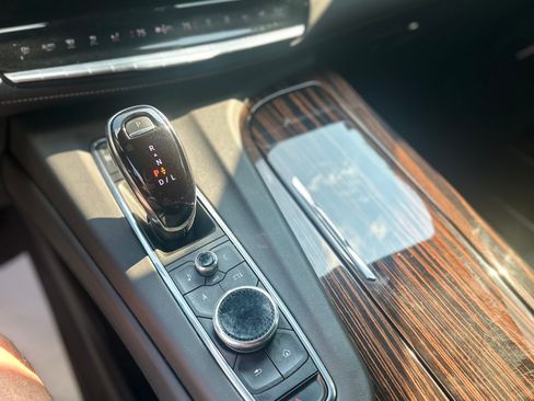 Used 2024 Cadillac Escalade ESV Luxury AWD/4WD image 15