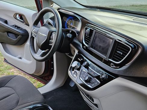 Used 2018 Chrysler Pacifica Touring Plus FWD image 11