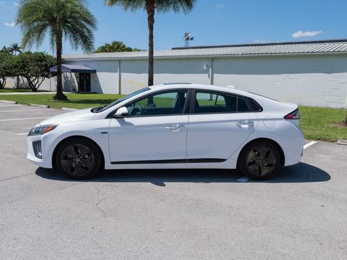 Used 2020 Hyundai Ioniq Limited image 6