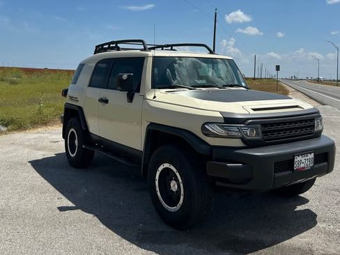 Used 2010 Toyota FJ Cruiser 4WD image 2