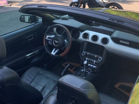 Used 2016 Ford Mustang Premium image 9