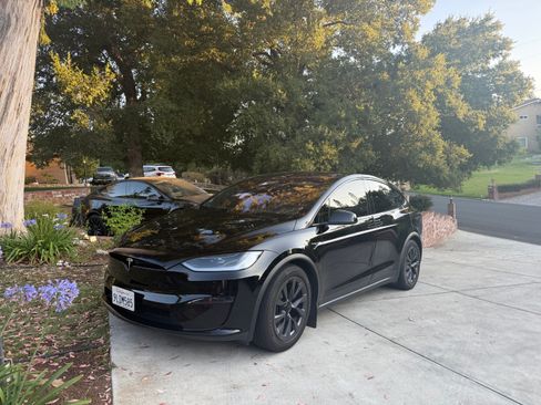 Used 2024 Tesla Model X image 2