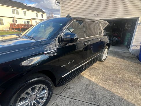 Used 2021 GMC Yukon XL SLT image 4