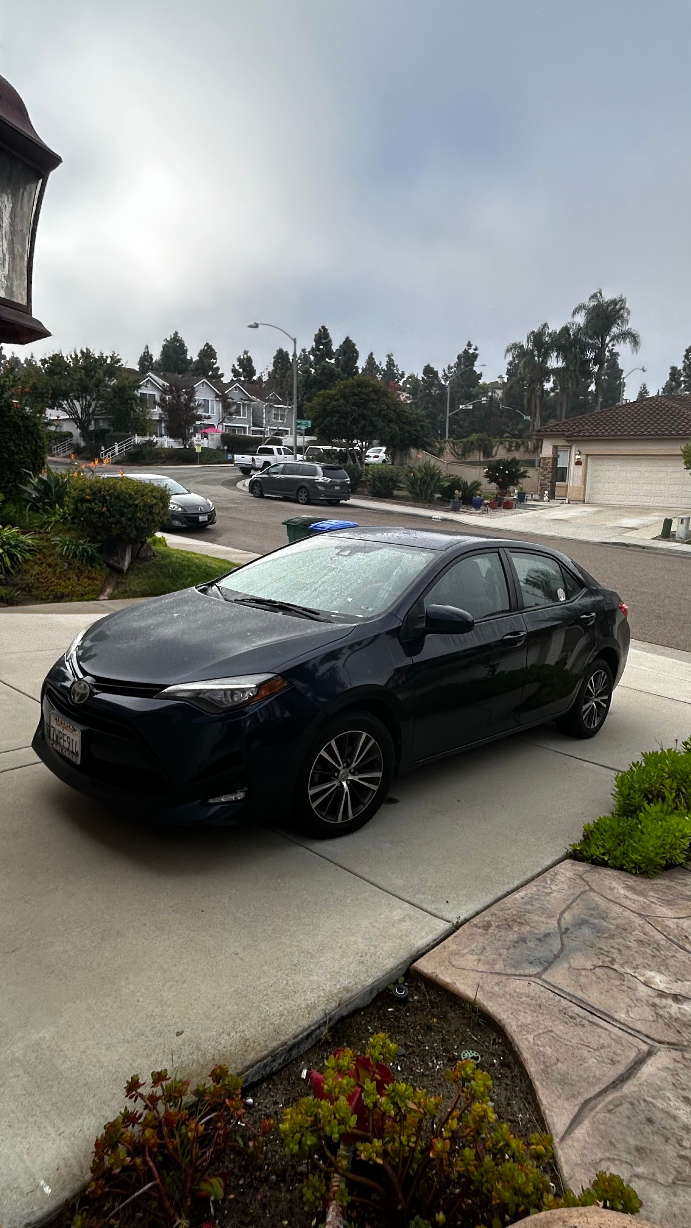 Used 2017 Toyota Corolla LE FWD image 2