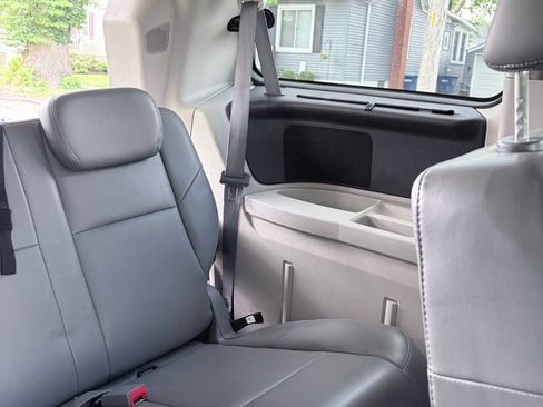 Used 2010 Volkswagen Routan SE FWD image 11