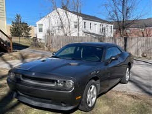 Used 2010 Dodge Challenger SE image 4