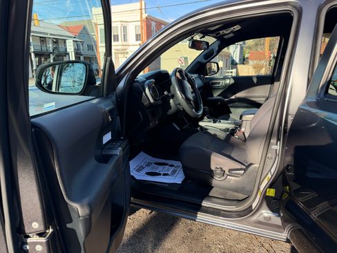 Used 2017 Toyota Tacoma TRD Off-Road w/ Tow Package (A/T) image 6