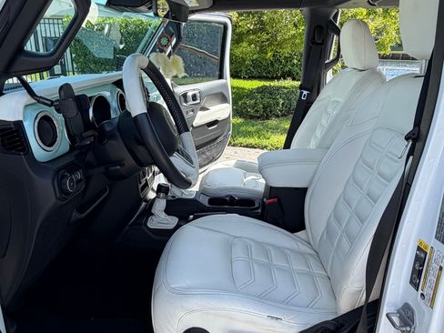 Used 2021 Jeep Wrangler Unlimited Sahara AWD/4WD image 13