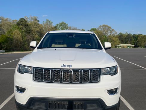 Used 2018 Jeep Grand Cherokee Laredo image 1