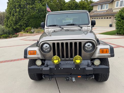 Used 2005 Jeep Wrangler Unlimited w/ Premium Audio Group AWD/4WD image 17