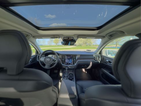 Used 2021 Volvo S60 T5 Momentum w/ Premium Package image 10