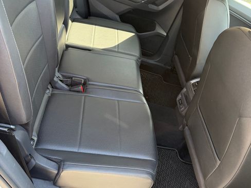 Used 2018 Volkswagen Tiguan SE AWD/4WD image 9