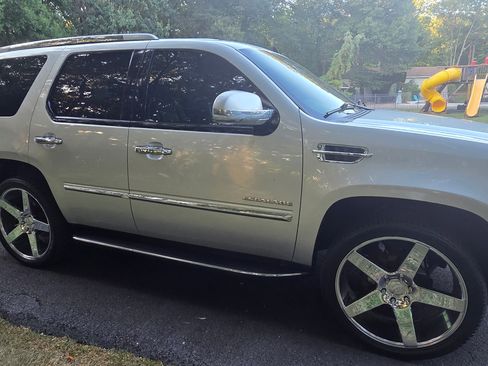 Used 2011 Cadillac Escalade Luxury image 5