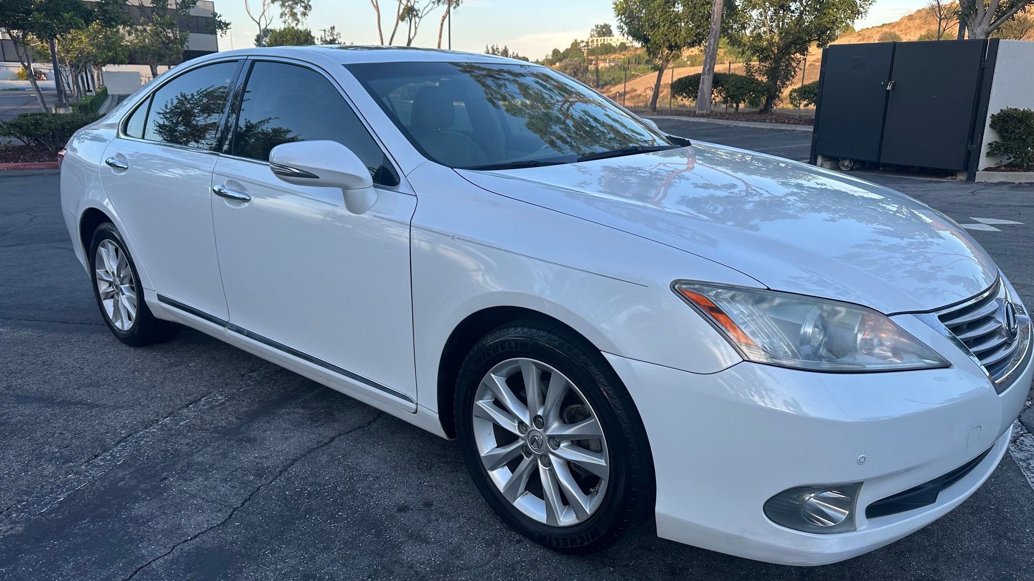 Used 2010 Lexus ES 350 w/ Preferred Accessory Package FWD image 1