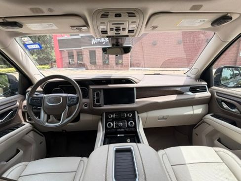 Used 2021 GMC Yukon Denali w/ Denali Premium Package RWD image 9
