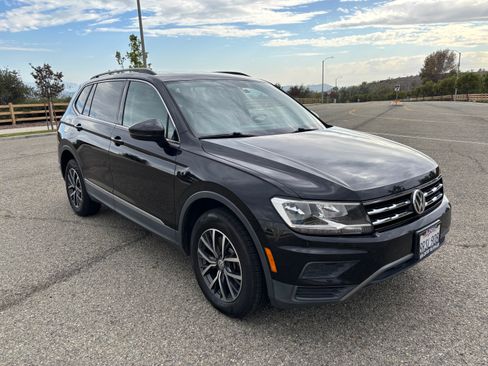 Used 2020 Volkswagen Tiguan SE w/ Panoramic Sunroof Package FWD image 1