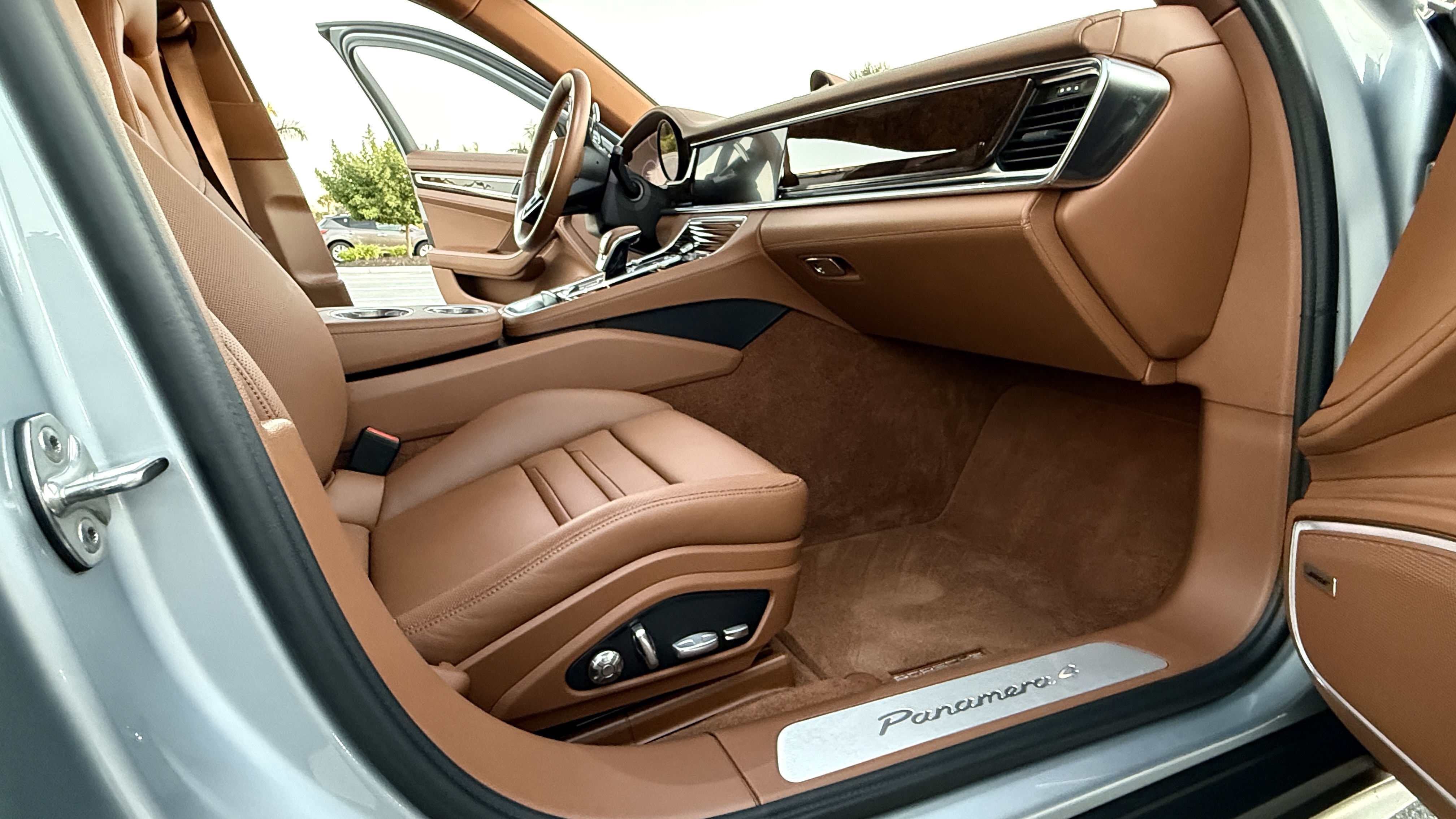 Used 2021 Porsche Panamera 4 AWD/4WD image 30