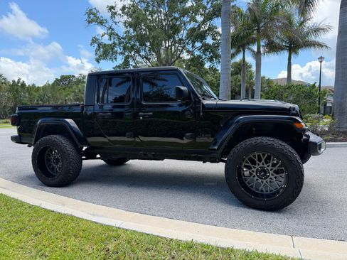 Used 2022 Jeep Gladiator Sport AWD/4WD image 2