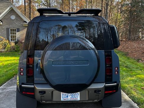 Used 2025 Land Rover Defender 110 X-Dynamic SE image 8