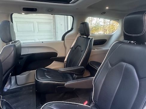 Used 2022 Chrysler Pacifica Limited image 12
