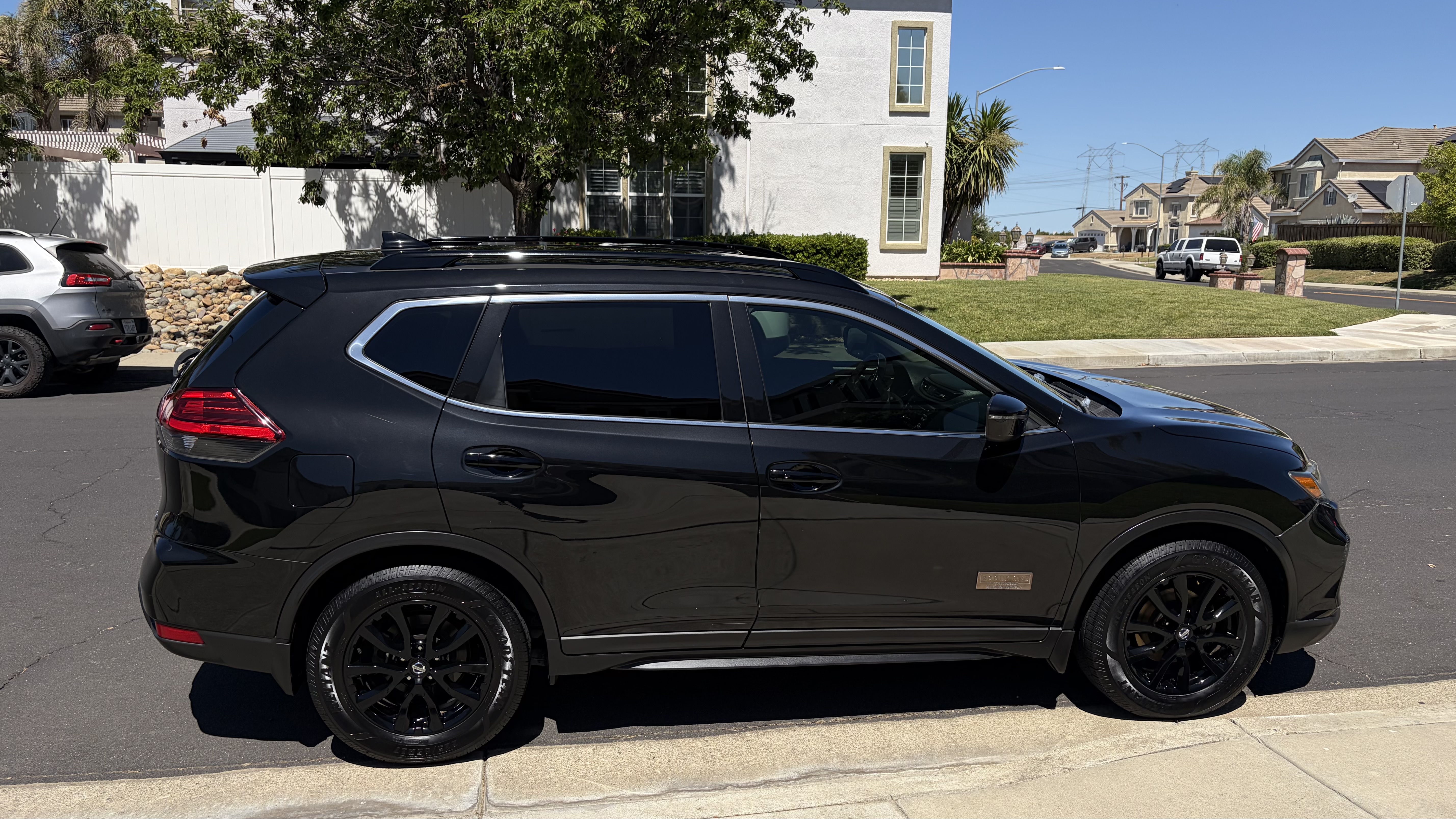 Used 2017 Nissan Rogue SV FWD image 6