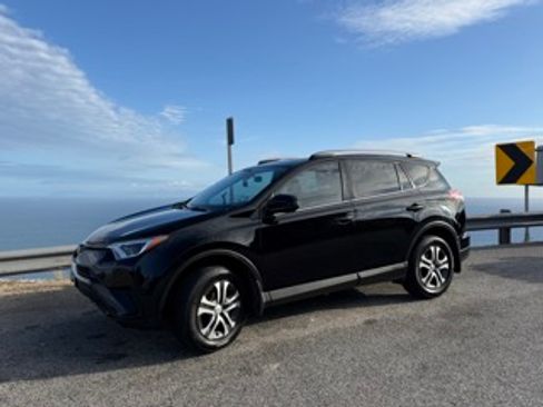 Used 2018 Toyota RAV4 LE FWD image 1