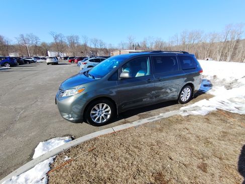 Used 2013 Toyota Sienna XLE image 4