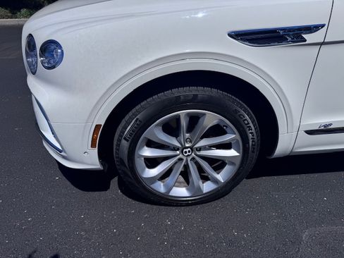 Used 2021 Bentley Bentayga image 2
