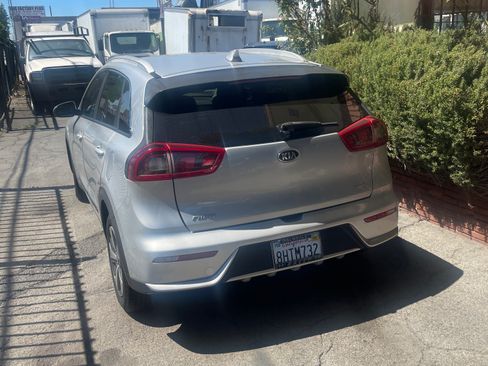 Used 2019 Kia Niro LX image 2