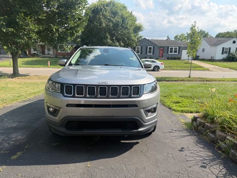 Used 2018 Jeep Compass Latitude w/ Cold Weather Group AWD/4WD image 2