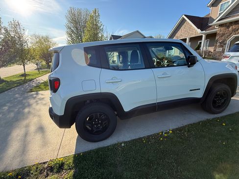 Used 2022 Jeep Renegade Sport image 2