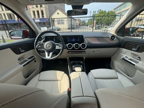 Used 2021 Mercedes-Benz GLA 250 4MATIC image 2