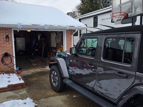 Used 2021 Jeep Wrangler Unlimited Sahara w/ Safety Group image 5