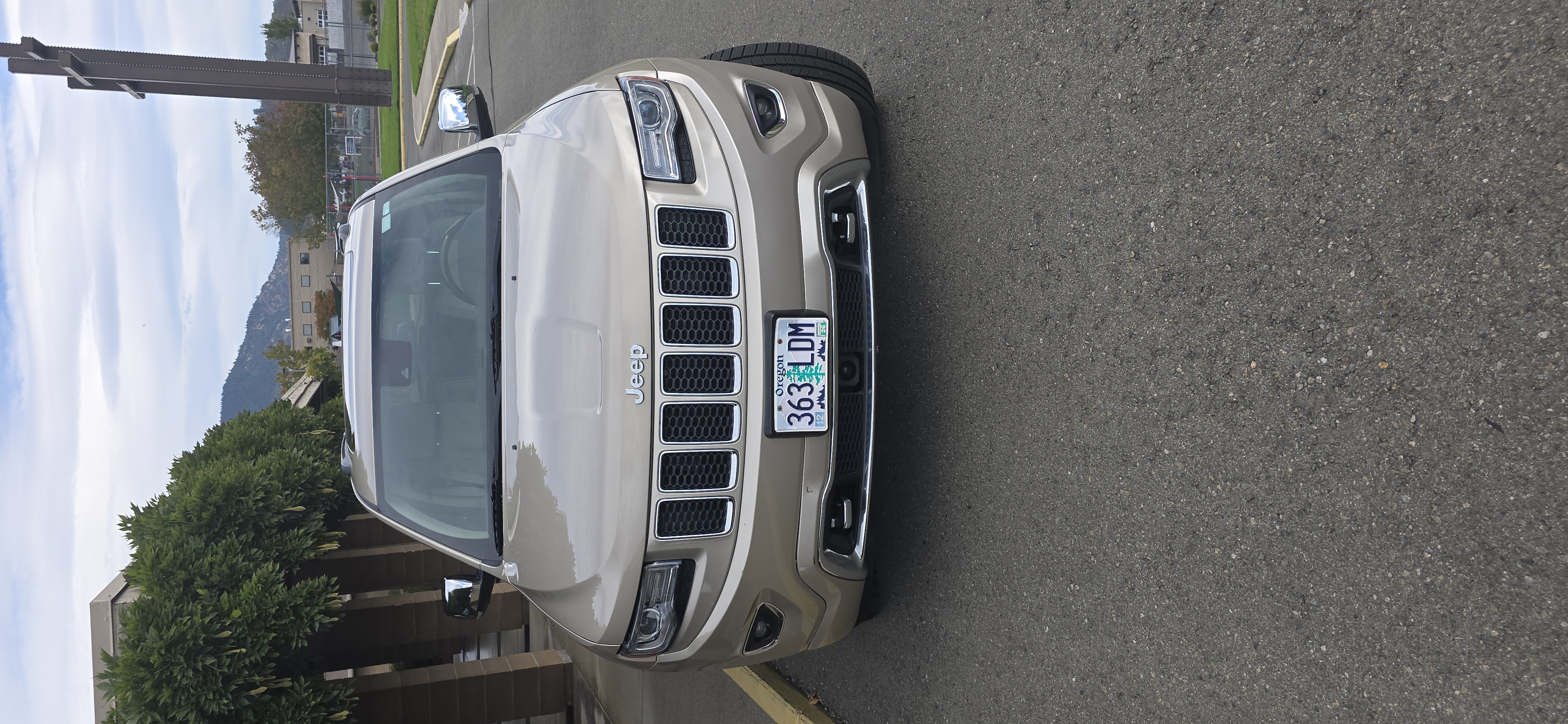 Used 2014 Jeep Grand Cherokee Overland w/ Advanced Technology Group AWD/4WD image 9