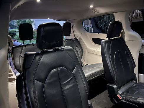 Used 2017 Chrysler Pacifica Touring-L FWD image 6