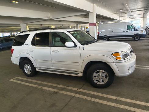 Used 2001 Toyota Sequoia Limited image 1