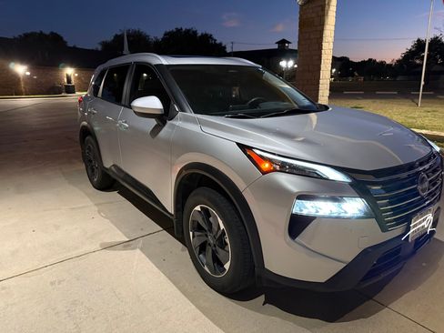 Used 2024 Nissan Rogue SV w/ SV Premium Package image 15