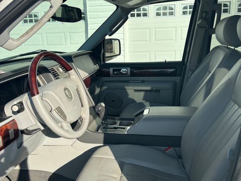 Used 2005 Lincoln Navigator 4WD image 6