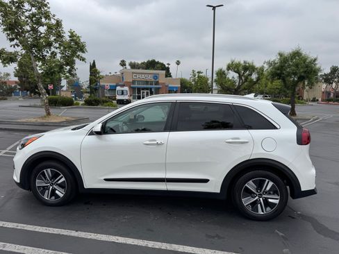 Used 2022 Kia Niro LXS image 1