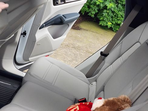 Used 2023 Porsche Cayenne Platinum Edition image 26