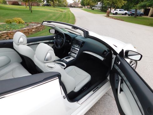 Used 2010 INFINITI G37 Convertible w/ Premium Pkg RWD image 12