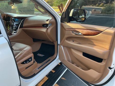 Used 2016 Cadillac Escalade ESV Platinum AWD/4WD image 11