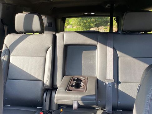 Used 2021 Chevrolet Suburban LT w/ LT Signature Package image 10